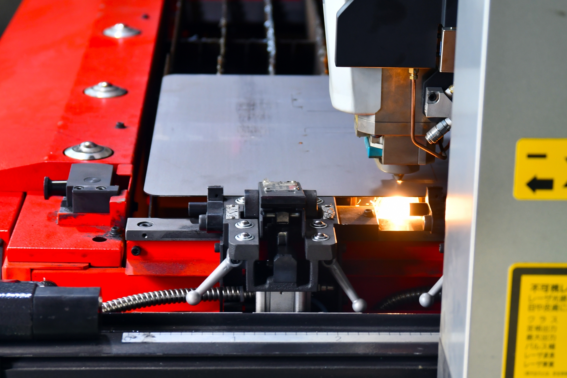 金属製品の組立とピッキング作業